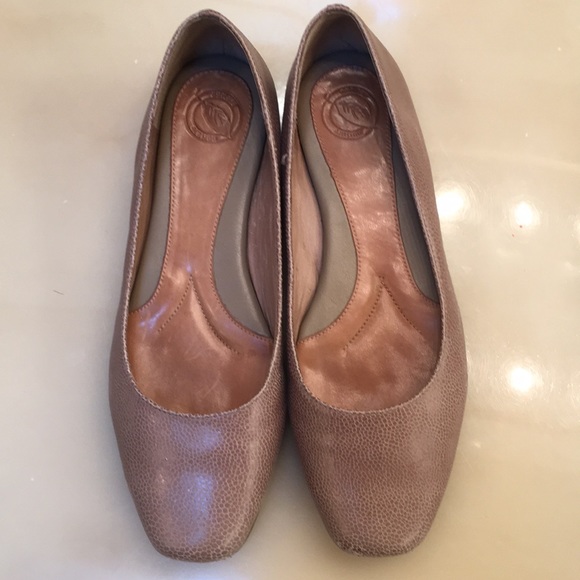 Nurture flats neutral color size 8 - Picture 3 of 5